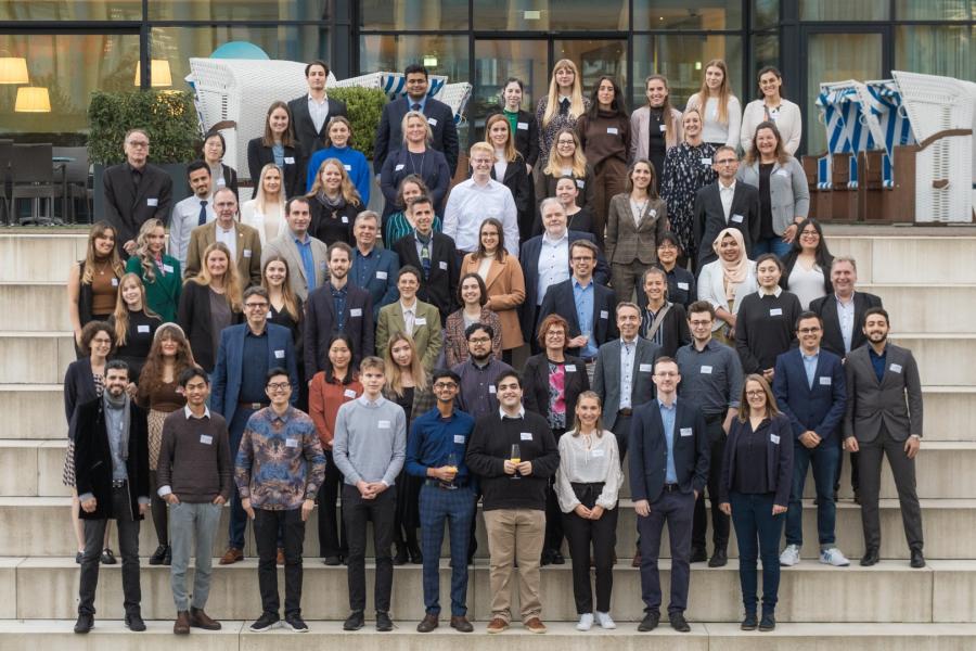 Group photograph with Norbert Dewender (far left, third row) and scholarship recipient Anirudh Madhusudhan (second from the left, top row). © Torsten Barthel